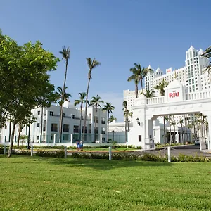 Hotel Riu Emerald Bay